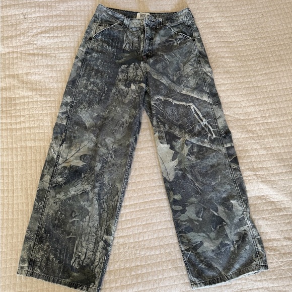 Urban Outfitters Camouflage Baggy Jeans - Picture 1 of 4